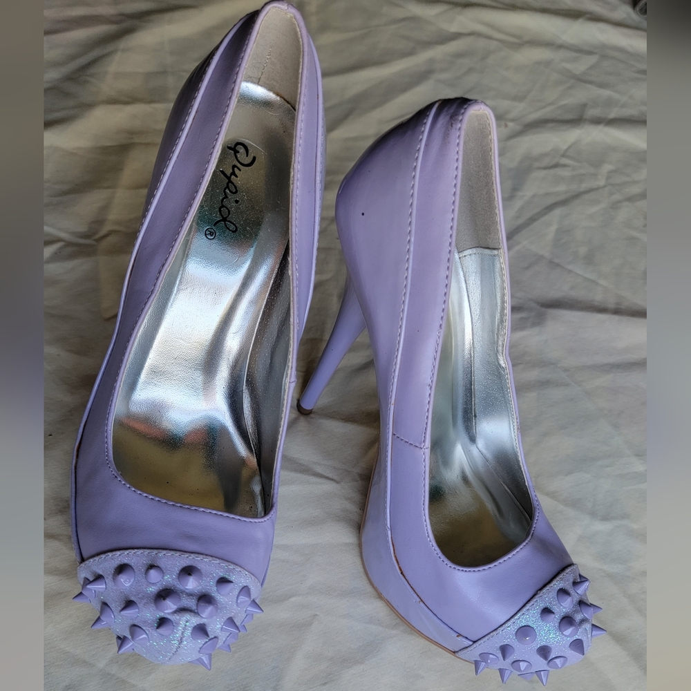 Qupid Women's Spiked Cap Round Toe Platform Pumps Glitter Size 6